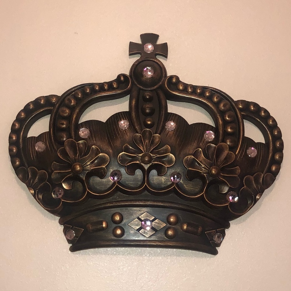 Crown wall decor